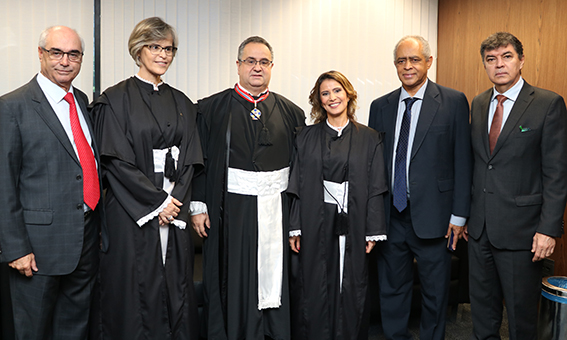 Raimundo Cândido Júnior e autoridades do judiciário durante posse das magistradas Maria Inês Rodrigues e Paula Cunha