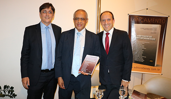 Presidente da OAB Minas prestigia lançamento de livro sobre arbitragem